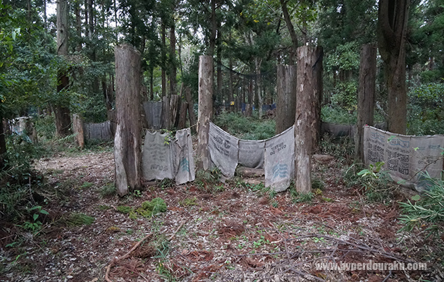 麻布が張り巡らされる