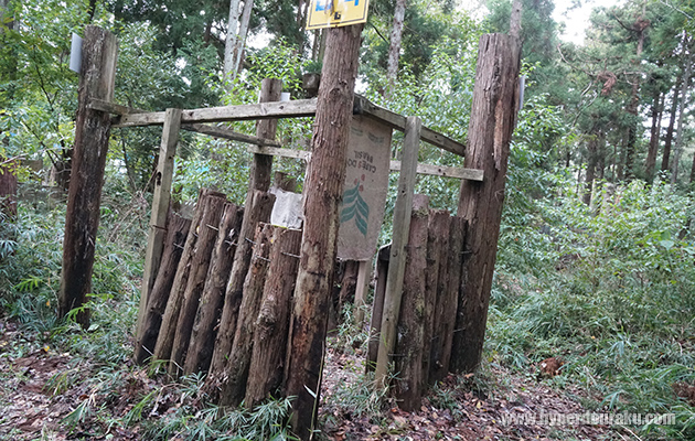 丸太で作った障害物