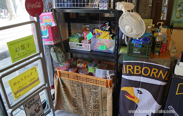 お菓子やホットドッグ