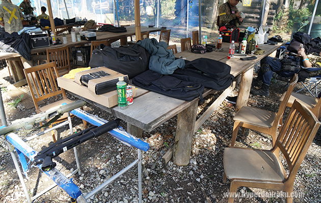 長テーブルに椅子