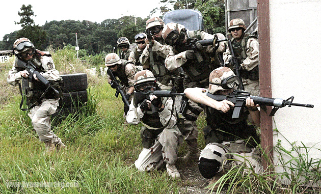 建物の角から飛び出すレンジャー