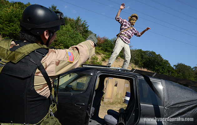 ヘリの屋根に上っちゃう民兵