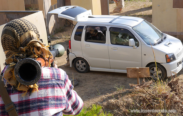 ハンビーがRPGで撃たれる