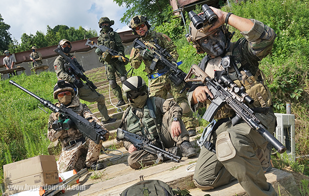 搭乗を待つ参加者