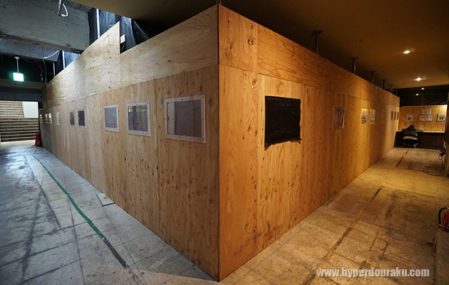 フィールド脇を通る