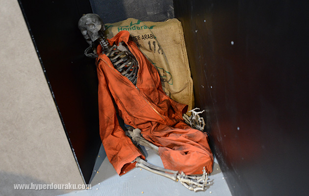 隅のほうに朽ち果てた囚人