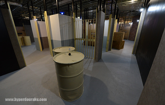 ドラム缶や木箱