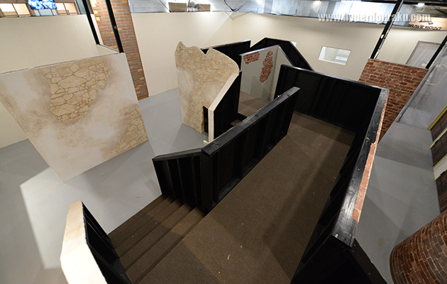 階段を上がるとクランク状