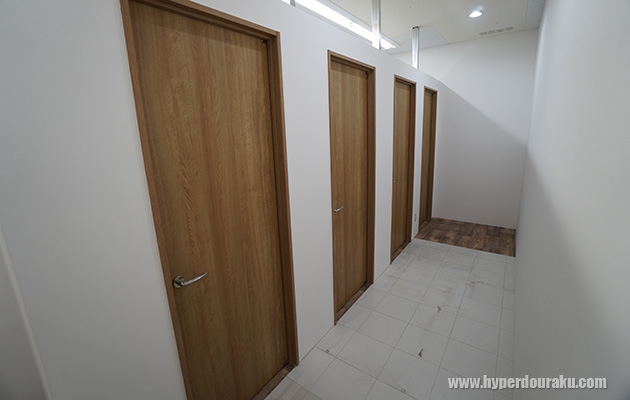 個室タイプの更衣室