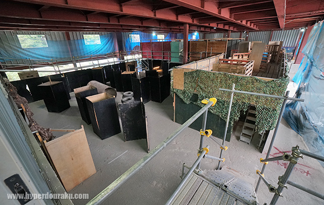 フィールドは天高のある倉庫内