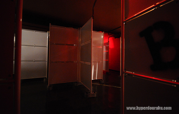 フェンスには微妙な隙間