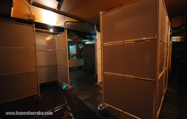 移動式の白いフェンスで区切られCQBゾーンのよう