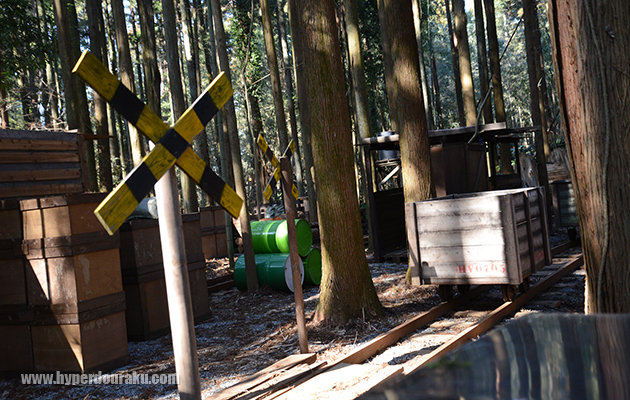 駅舎はLフィールドの中央