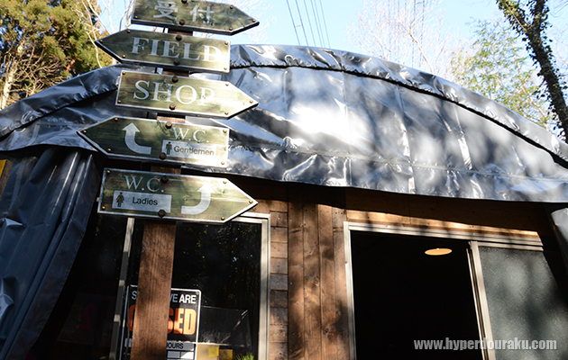 ドーム型テント内が事務所