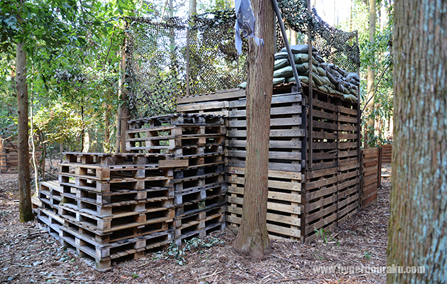 映画『プレデター』のゲリラキャンプの見張り台をイメージ