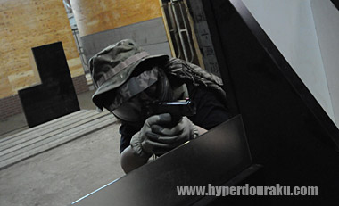 ハンドガンでバシバシと撃つ上矢ゆい