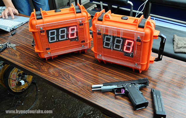 クリアアクリル板にBB弾があたるとブザーが鳴ってカウントアップ