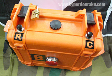 上面と背面にはR/C/Bのボタン