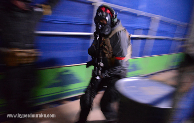 素早く歩いてバリケ間を移動