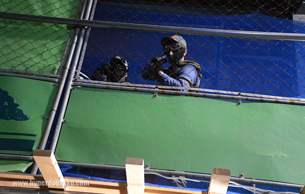 見上げるとそこには敵