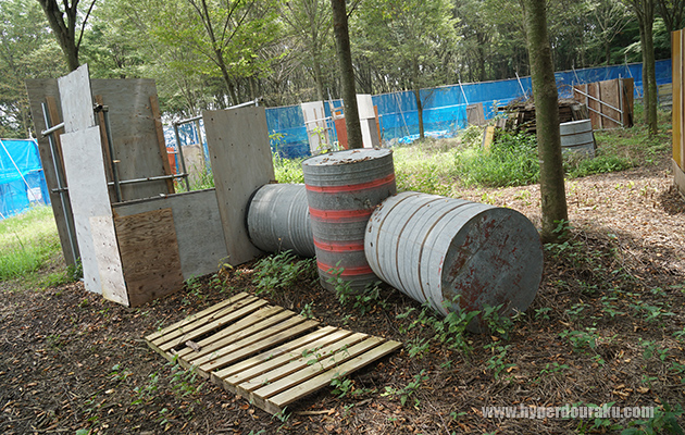 定番のドラム缶や木製パレット