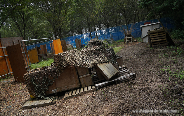 木箱に迷彩ネット