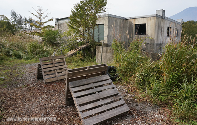 B棟の4階から地上に出られる