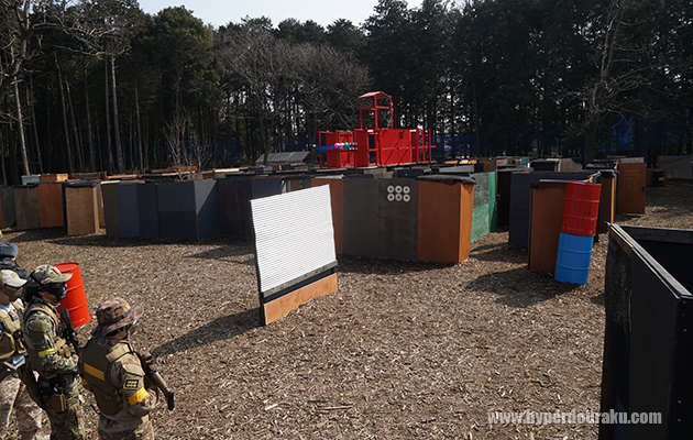 比較的フラットな地形の中心に大きなCQBエリア