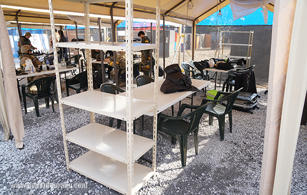 アウトドアテーブルとチェア