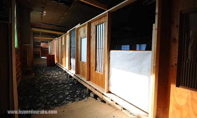 南側の通路仕切りの壁