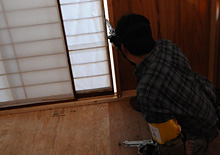 障子の隙間から狙う