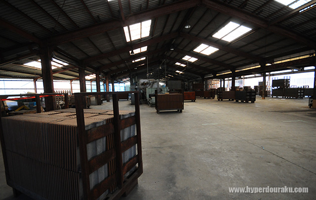 フィールドはF1とF2の二つの大きな倉庫で構成