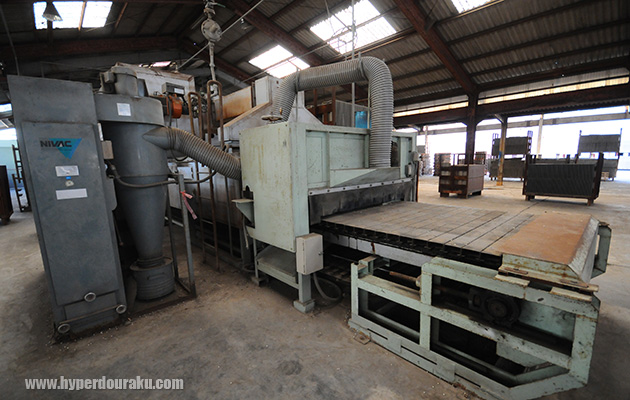 ベルトコンベアで瓦を焼くマシン