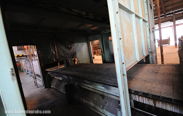 ベルトコンベアの先はこんな小部屋