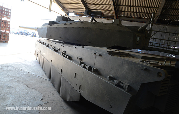 素材は鉄フレームに合板や鉄板を使用して作られている