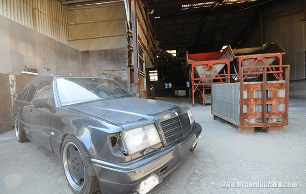 ベンツがバリケード