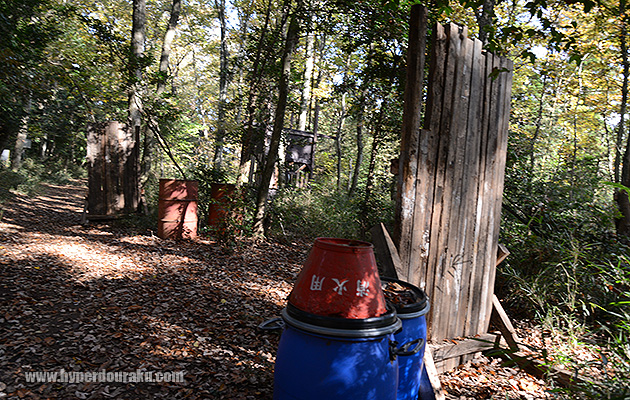 バリケードやドラム缶