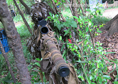 ギリースーツに身を包むスナイパー