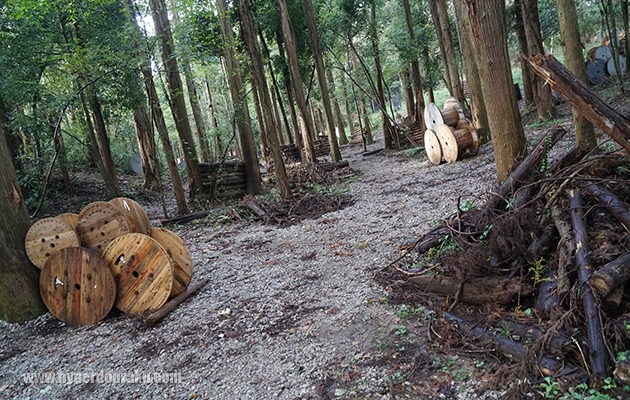 両側には緩やかな斜面