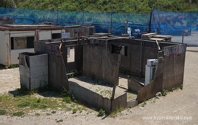 壁が破壊されたような建物