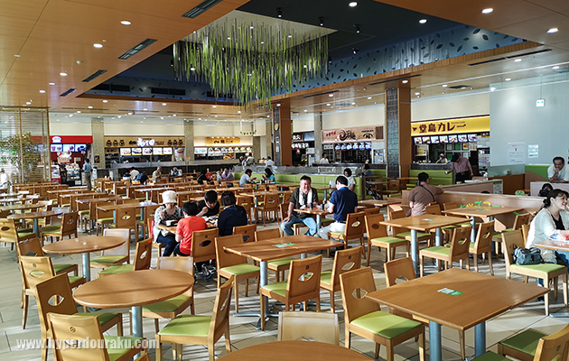 三芳パーキングエリアのフードコート