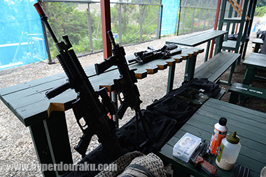 ガンラックが付属するテーブル