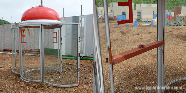 フラッグは透明な円筒形のボックス