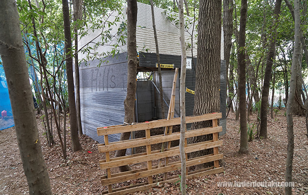 フィールド両端にAとCの櫓