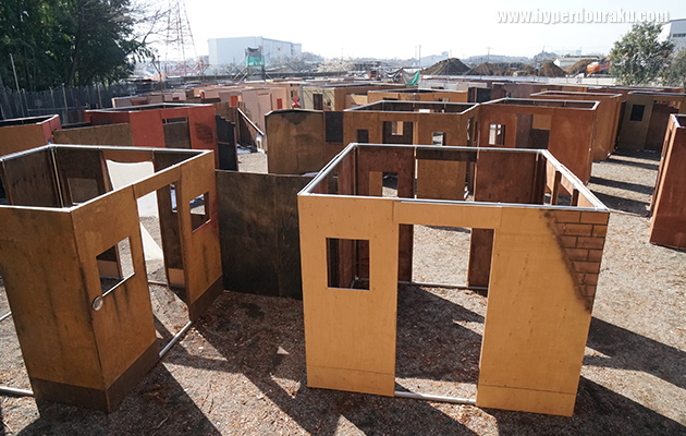 密集した建物と出入口