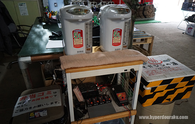 電子給湯ポット、バッテリーの充電器