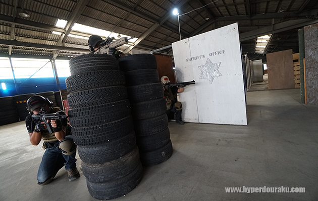 保安官のオフィス前