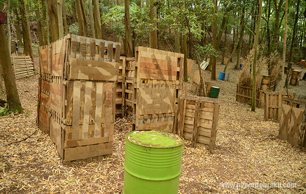 バリケードが点在する