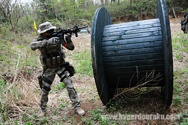 巨大糸巻きのバリケード