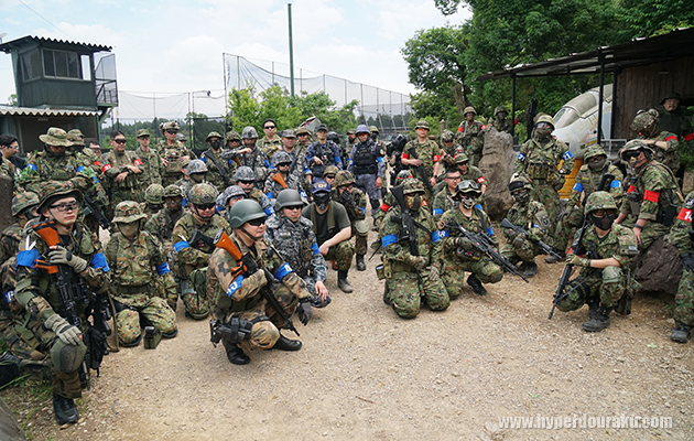 自衛隊装備のプレイヤーが集まる